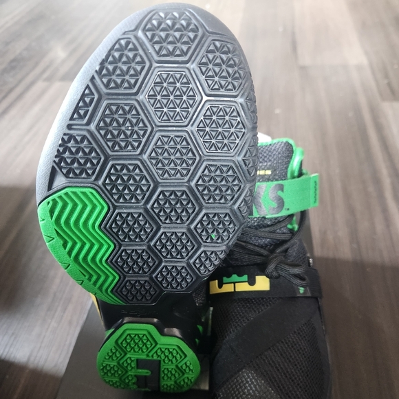 NWT Nike Lebron James Oregon Ducks Shoes Size 7.5M/8W - Picture 5 of 8